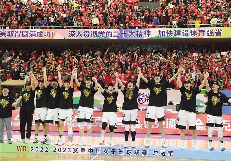 国内篮球联赛中前三强球队争夺总冠军赛入场券