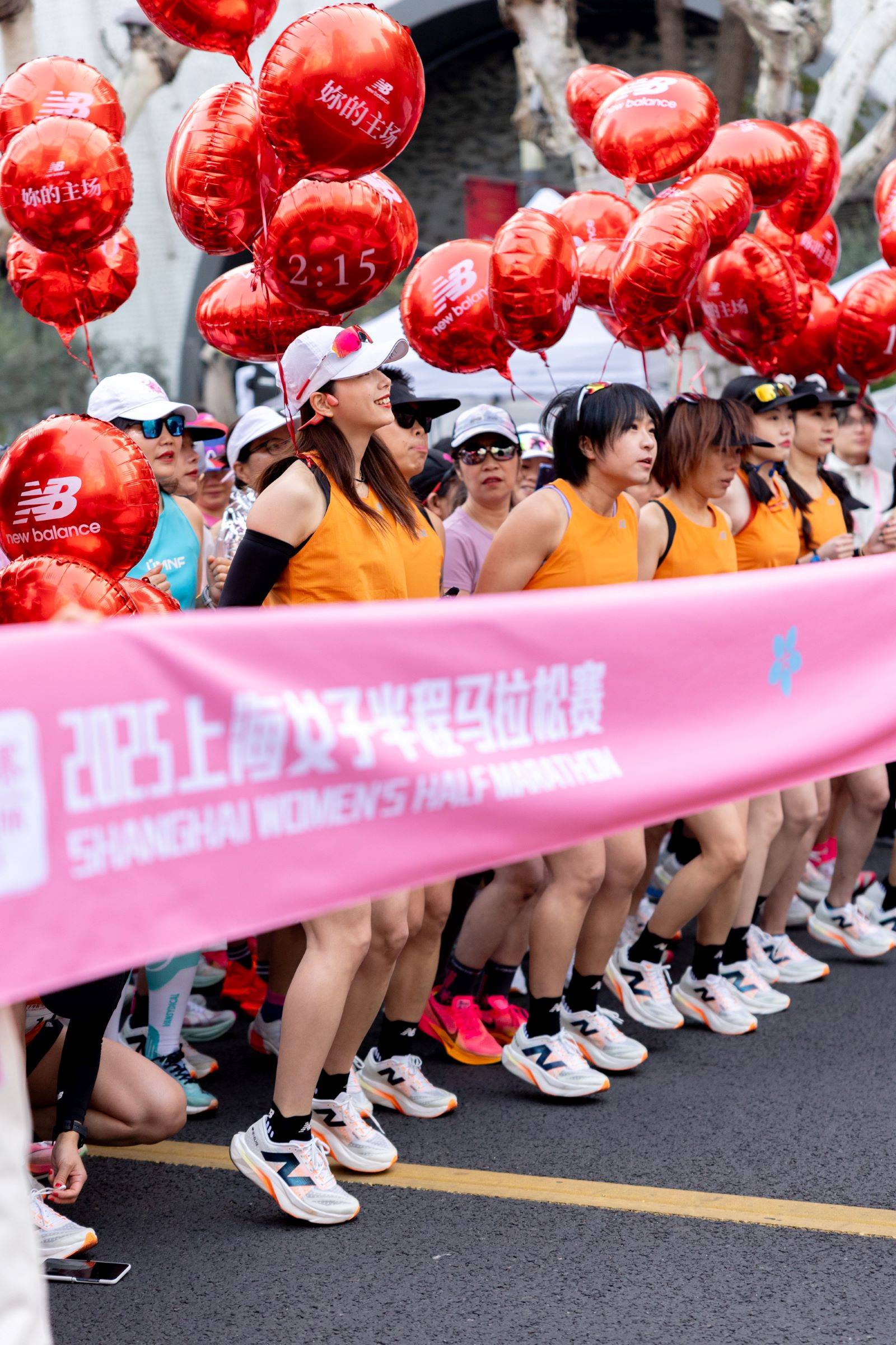 铁人三项比赛中冲刺至终点，呼声响彻空中