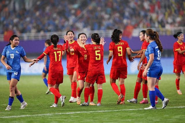 国际女足比拼战术流畅，传接球精准完美配合的简单介绍