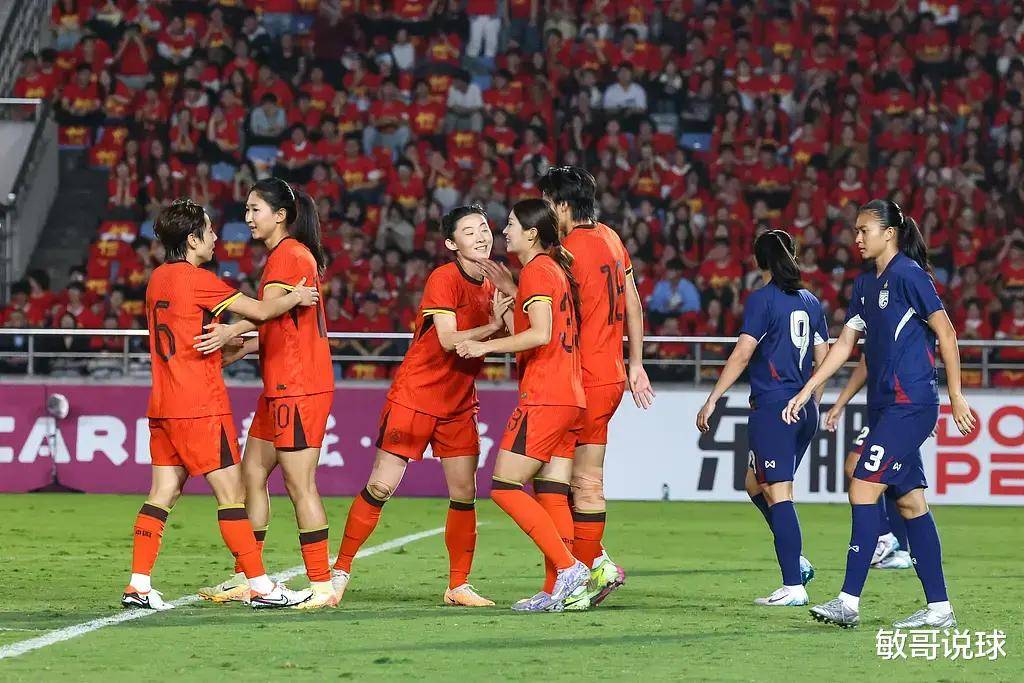 国际女足比拼战术流畅，传接球精准完美配合的简单介绍