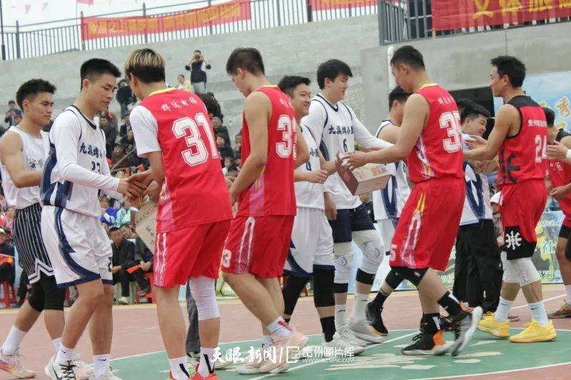 唯勇者胜：篮球赛场上运动员们奋力争锋的简单介绍