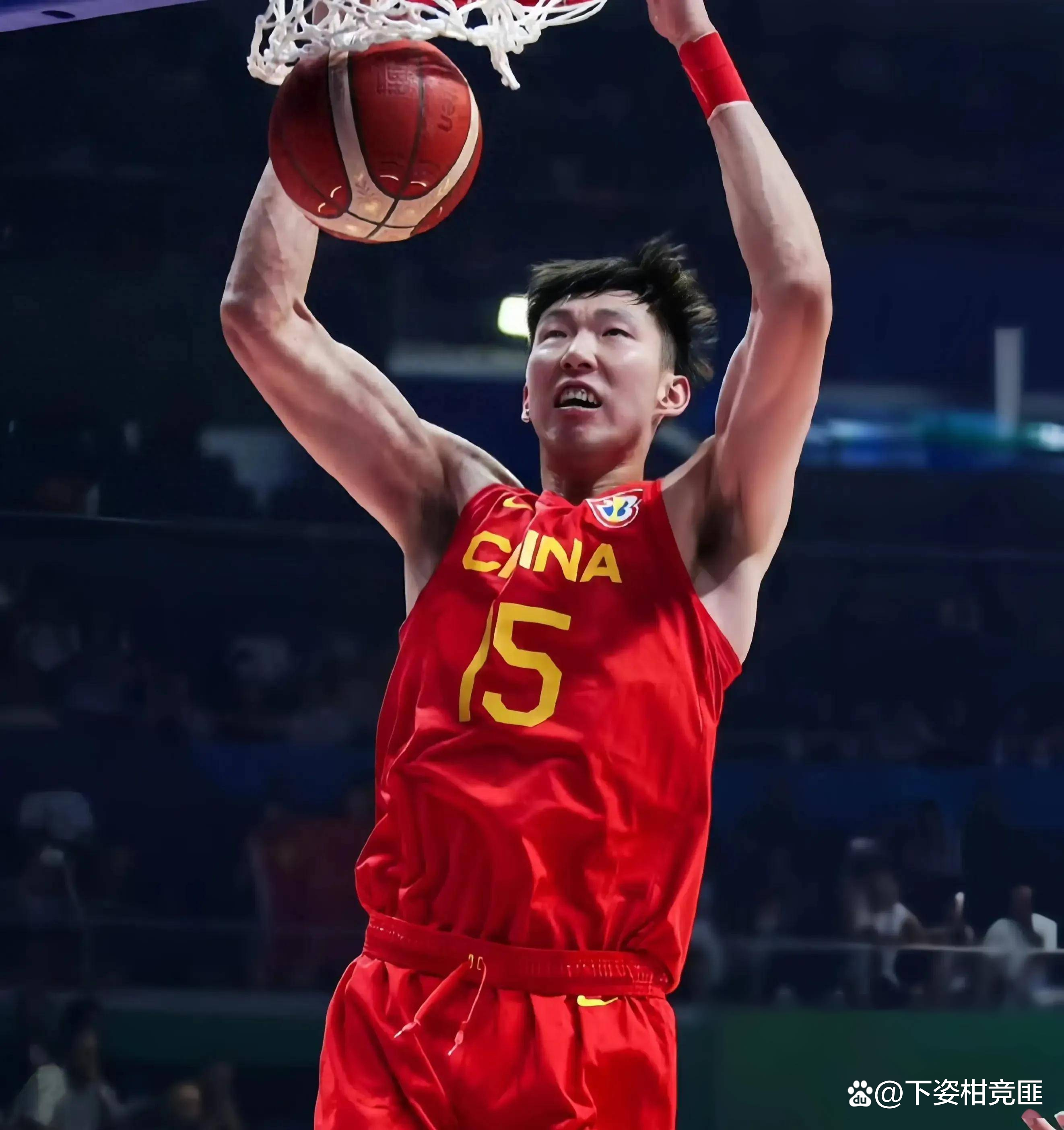 唯勇者胜：篮球赛场上运动员们奋力争锋的简单介绍